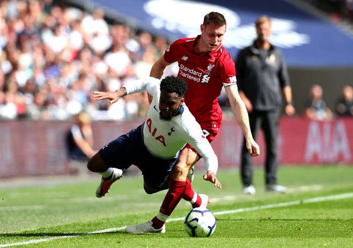 Huyền thoại Tottenham cúi đầu xin lỗi chàng cận vệ già của Liverpool - Ảnh 1.