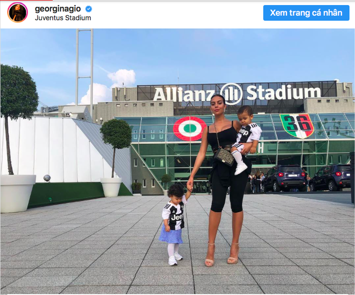 Triệu người thả tim bức ảnh Georgina dắt đàn con đến tiếp doping tinh thần cho Ronaldo - Ảnh 1.