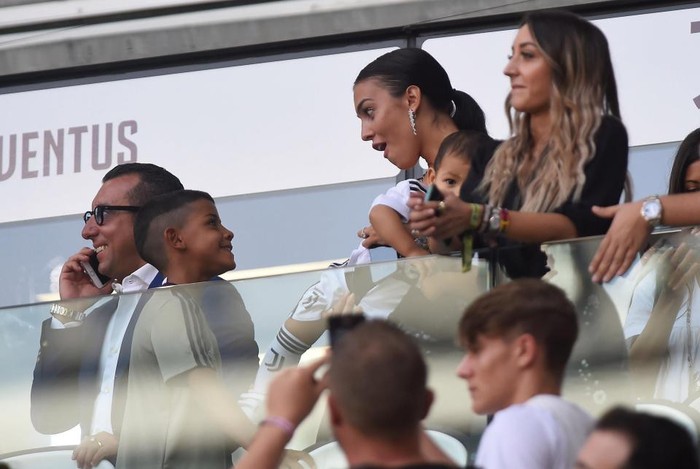 Triệu người thả tim bức ảnh Georgina dắt đàn con đến tiếp doping tinh thần cho Ronaldo - Ảnh 3.