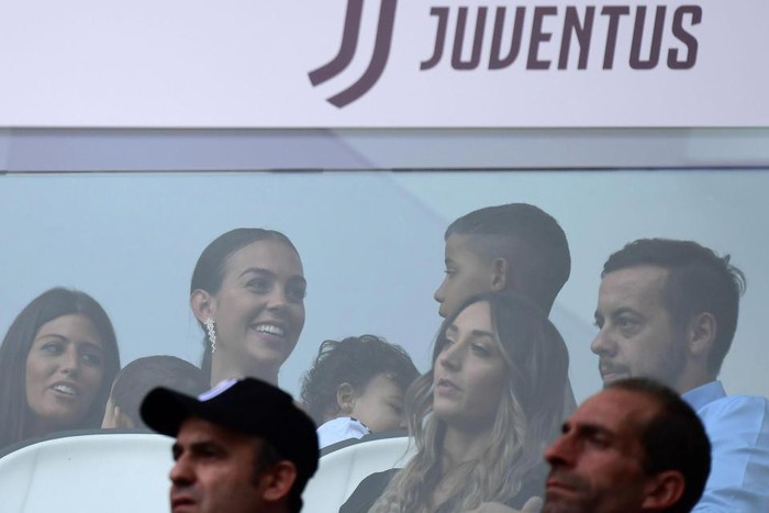 Triệu người thả tim bức ảnh Georgina dắt đàn con đến tiếp doping tinh thần cho Ronaldo - Ảnh 5.
