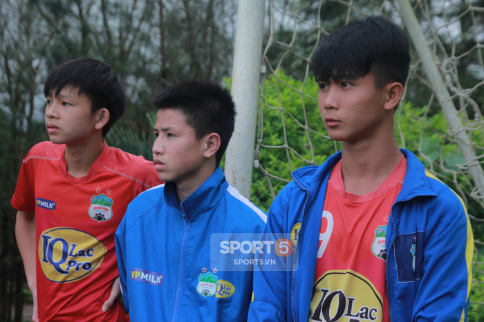 Bố Đức Huy ân cần dặn dò Văn Toàn trước trận thư hùng giữa Hà Nội FC và HAGL - Ảnh 5.