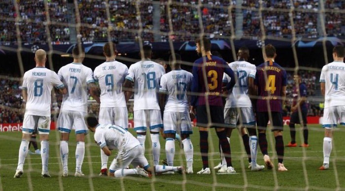 Sao trẻ sáng giá nhất Mexico dùng chiêu độc để cản cú sút phạt của Messi - Ảnh 3.