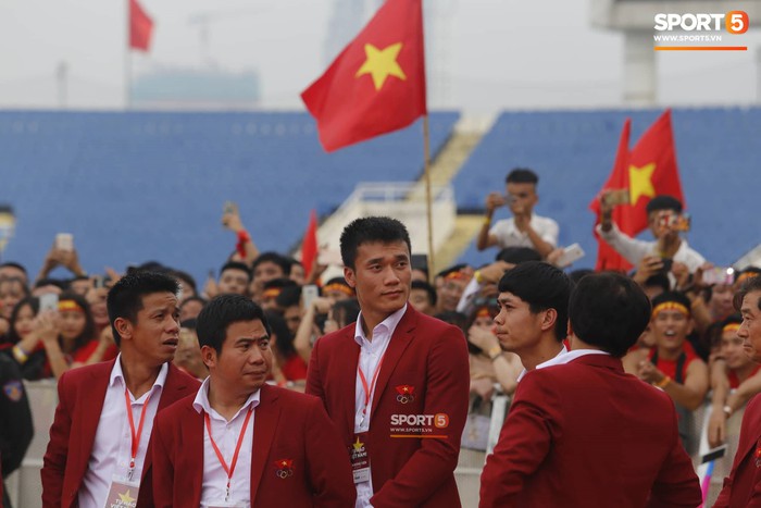 Các cầu thủ Olympic Việt Nam vỡ òa cảm xúc khi gặp lại người thân trong ngày trở về - Ảnh 9.