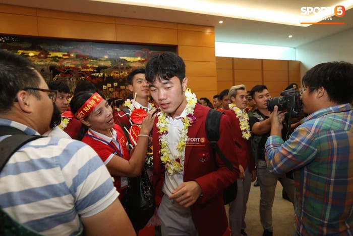 Các cầu thủ Olympic Việt Nam vỡ òa cảm xúc khi gặp lại người thân trong ngày trở về - Ảnh 7.