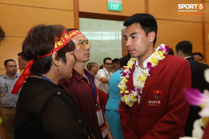 Các cầu thủ Olympic Việt Nam vỡ òa cảm xúc khi gặp lại người thân trong ngày trở về - Ảnh 5.