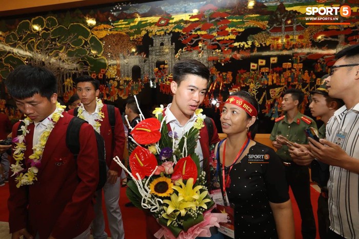 Các cầu thủ Olympic Việt Nam vỡ òa cảm xúc khi gặp lại người thân trong ngày trở về - Ảnh 8.