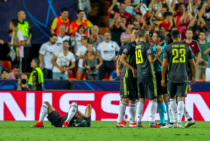 Ronaldo khóc tức tưởi khi nhận thẻ đỏ đầu tiên ở Champions League - Ảnh 3.