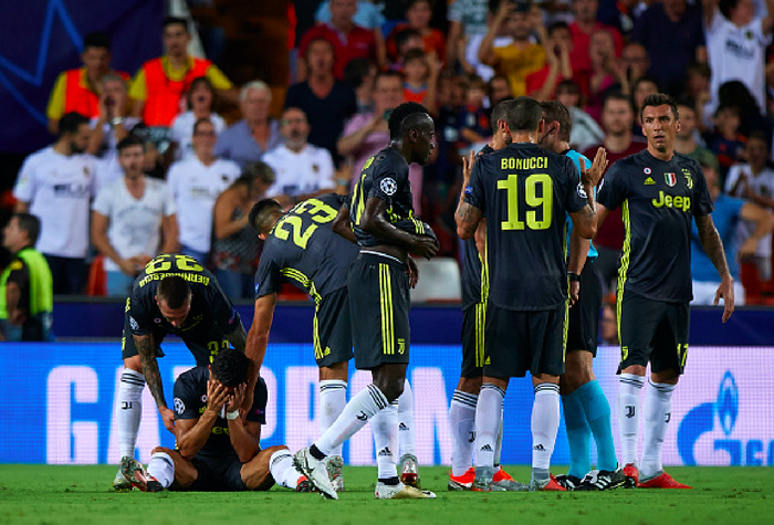 Ronaldo khóc tức tưởi khi nhận thẻ đỏ đầu tiên ở Champions League - Ảnh 4.