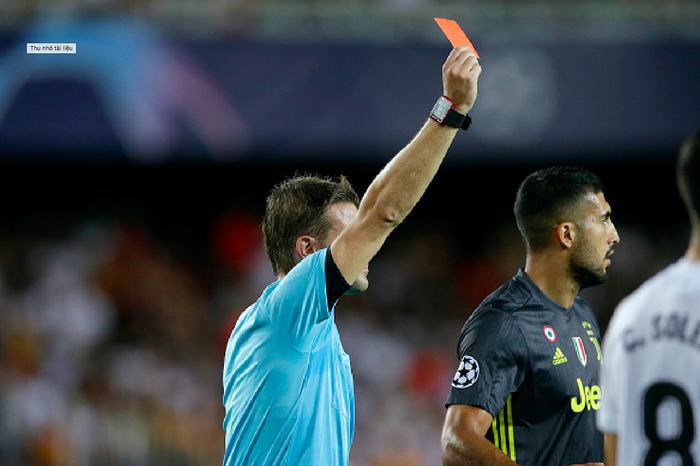 Ronaldo khóc tức tưởi khi nhận thẻ đỏ đầu tiên ở Champions League - Ảnh 2.