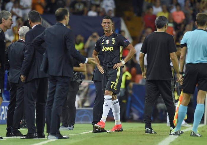 Ronaldo đã nói gì với trọng tài sau chiếc thẻ đỏ đầu tiên phải nhận tại Champions League? - Ảnh 2.