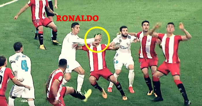 18 lần Ronaldo đánh người, thoát thẻ đỏ chỉ trong 3 năm qua - Ảnh 12.