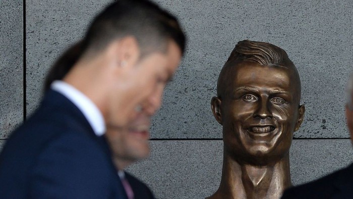 Những bức tượng xấu tệ của sao bóng đá thế giới - Ảnh 3.
