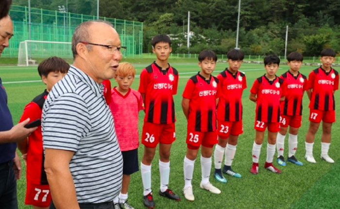 HLV Park Hang-seo ngợi ca cầu thủ Việt Nam trước mặt người dân quê nhà - Ảnh 1.