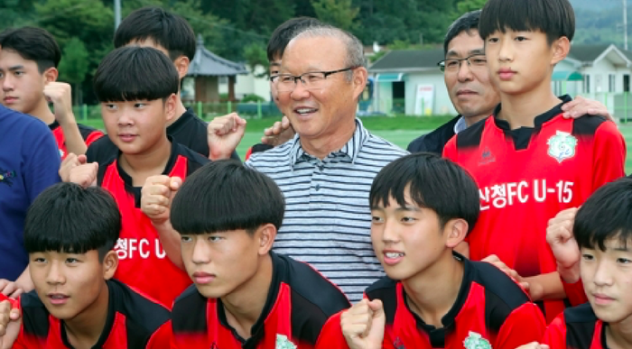 HLV Park Hang-seo ngợi ca cầu thủ Việt Nam trước mặt người dân quê nhà - Ảnh 2.