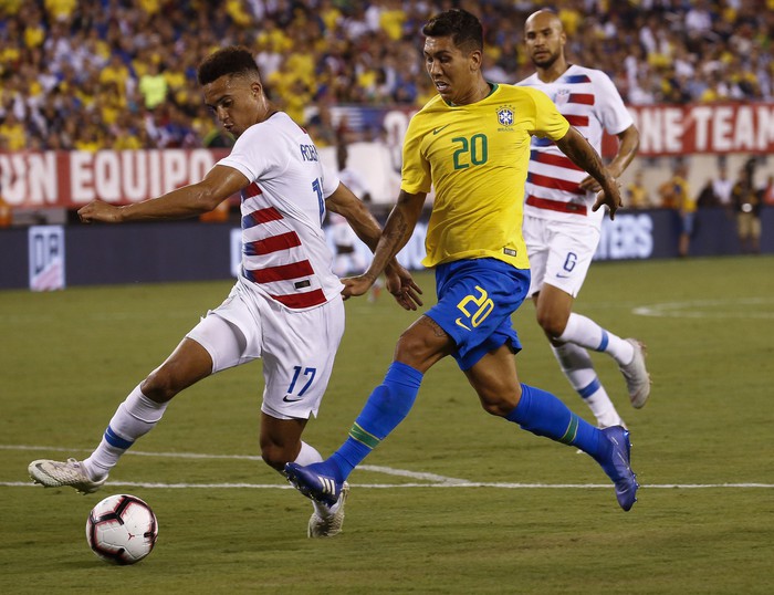 Nằm lăn ra sân, Neymar bị đối thủ chọc tức ngay trước mặt trọng tài - Ảnh 2.