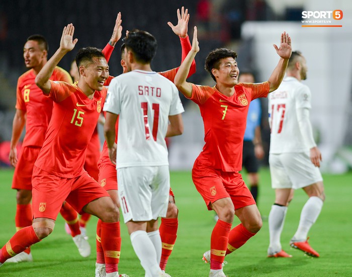 Ronaldo Trung Quốc lập cú đúp siêu phẩm, đẩy bại tướng của tuyển Việt Nam tại AFF Cup đến gần cửa tử - Ảnh 1.