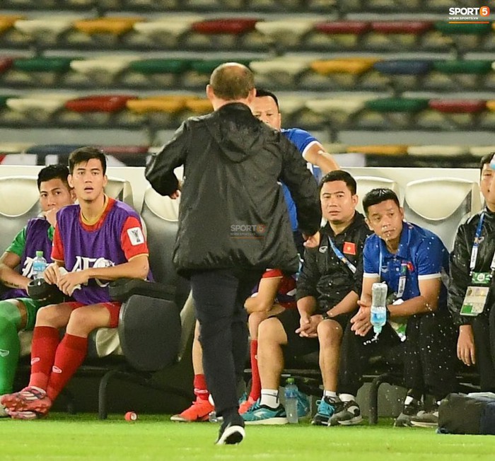 HLV Park Hang-seo phẩy tay bực tức với trọng tài, tranh cãi cùng HLV Iran - Ảnh 10.