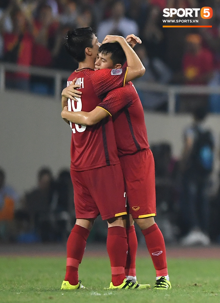 Lần đầu tiên bộ đôi trung vệ thép Duy Mạnh - Đình Trọng cùng vắng bóng trong đội hình tuyển Việt Nam - Ảnh 2.