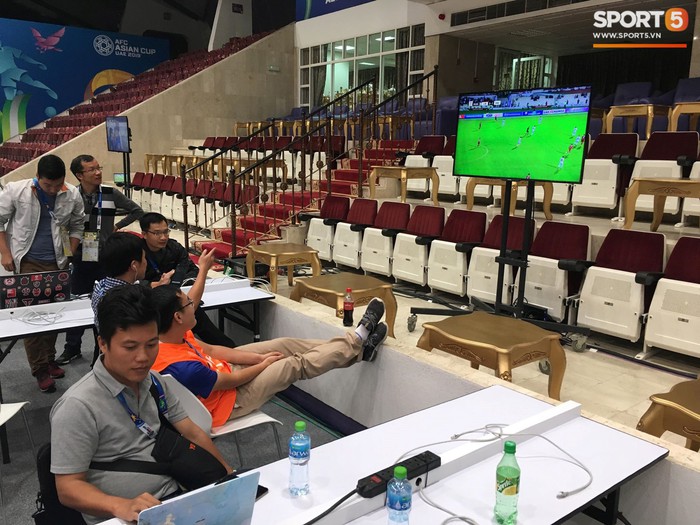 Giữa UAE hoa lệ, phóng viên Việt Nam nín thở trước khi vỡ òa sung sướng vì Việt Nam giành vé vào vòng 1/8 Asian Cup 2019 - Ảnh 1.