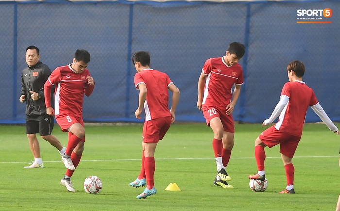 HLV Park Hang-seo ngồi 1 góc riêng suy tư, đợi học trò ra sân tập trước ngày đấu Jordan - Ảnh 10.