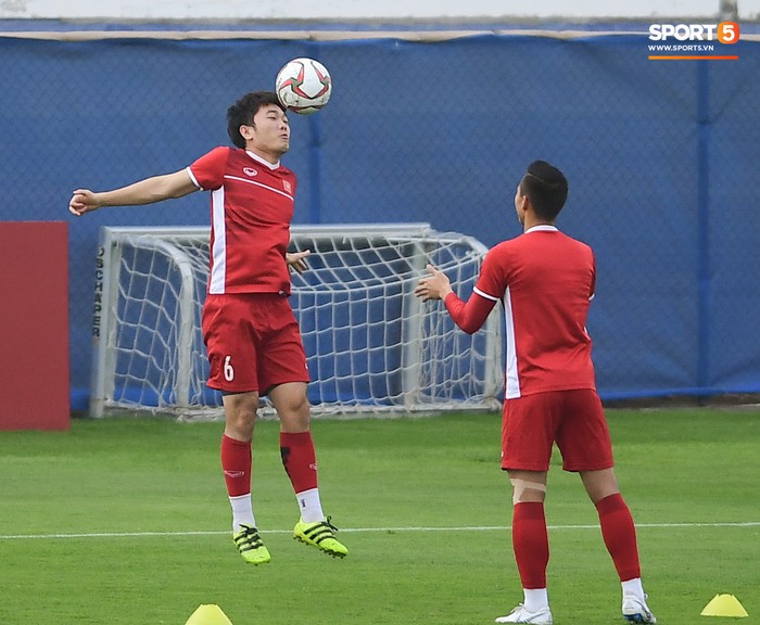 HLV Park Hang-seo ngồi 1 góc riêng suy tư, đợi học trò ra sân tập trước ngày đấu Jordan - Ảnh 11.