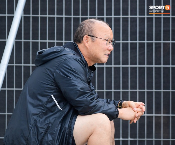 HLV Park Hang-seo ngồi 1 góc riêng suy tư, đợi học trò ra sân tập trước ngày đấu Jordan - Ảnh 4.