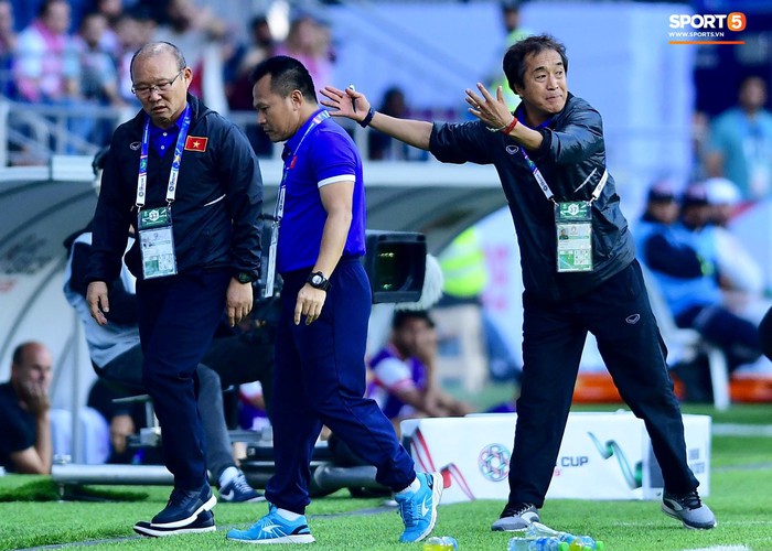 Quang Hải bị phạm lỗi, HLV Park Hang-seo gắt với cả trọng tài và HLV Jordan để đòi công bằng - Ảnh 7.