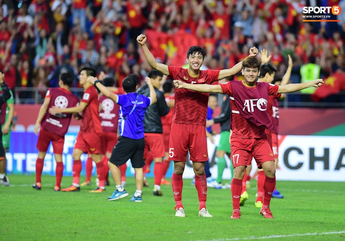HLV Park Hang-seo lặng lẽ nhìn các học trò ăn mừng chiến thắng lịch sử của đội tuyển Việt Nam - Ảnh 3.