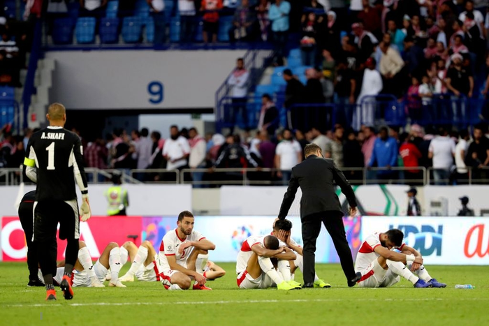 Đáng thương hình ảnh cầu thủ Jordan gục đầu khóc sau quả penalty định mệnh của Tư Dũng - Ảnh 4.