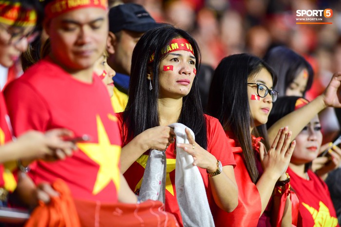 CĐV Việt Nam bật khóc khi chứng kiến các tuyển thủ buồn bã sau thất bại đáng tiếc - Ảnh 8.