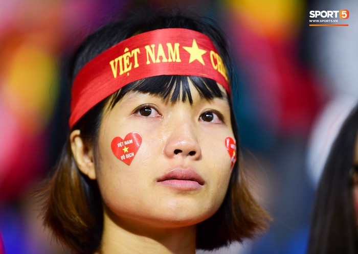 CĐV Việt Nam bật khóc khi chứng kiến các tuyển thủ buồn bã sau thất bại đáng tiếc - Ảnh 6.