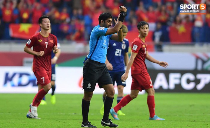 AFC vô tình biến trọng tài thành cầu thủ thứ 12 của Nhật Bản với hành động này - Ảnh 1.