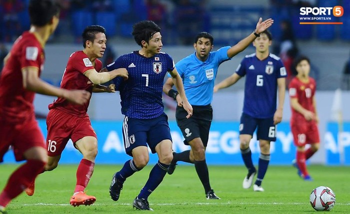 AFC vô tình biến trọng tài thành cầu thủ thứ 12 của Nhật Bản với hành động này - Ảnh 2.