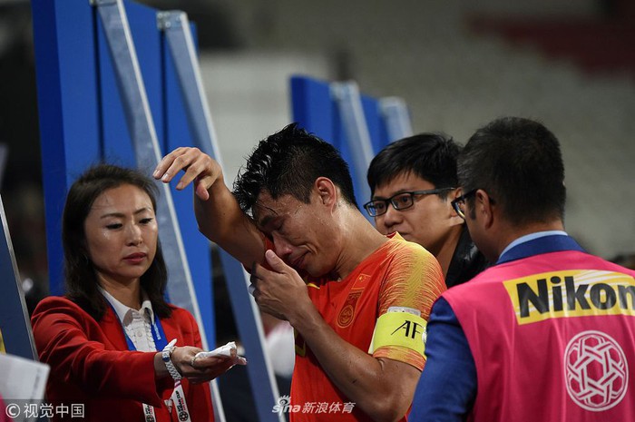 Tuyển Trung Quốc bị loại khỏi Asian Cup 2019: Đội trưởng bật khóc nức nở, tội đồ hối hận phải lên tiếng xin lỗi fan - Ảnh 1.