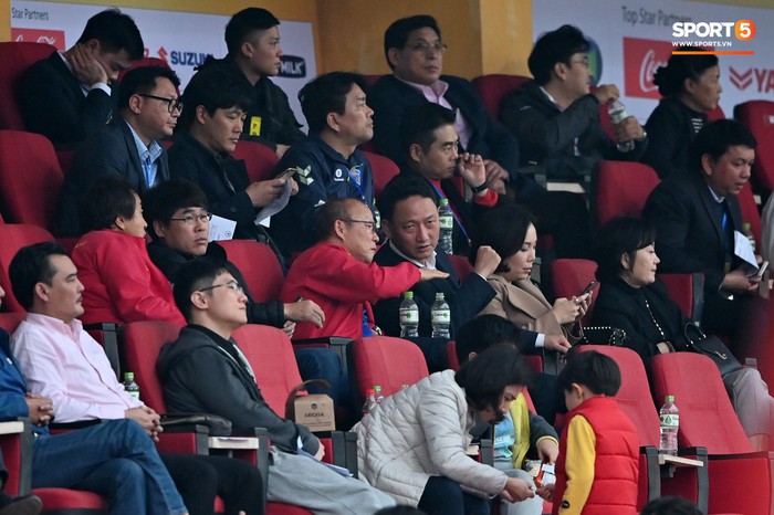 Vừa xuống sân bay, HLV Park Hang-seo lập tức tới sân theo dõi U22 Việt Nam thi đấu  - Ảnh 4.