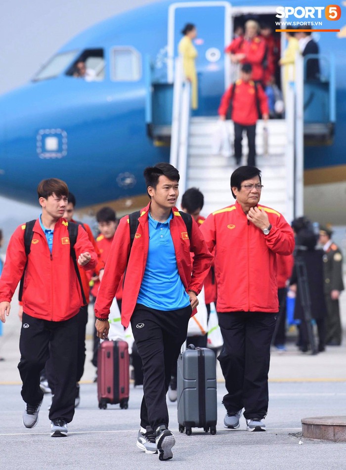 Dàn trai đẹp đội tuyển Việt Nam trở về trong vòng tay của người hâm mộ và gia đình - Ảnh 4.