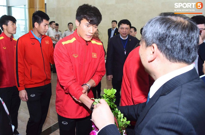 Dàn trai đẹp đội tuyển Việt Nam trở về trong vòng tay của người hâm mộ và gia đình - Ảnh 7.