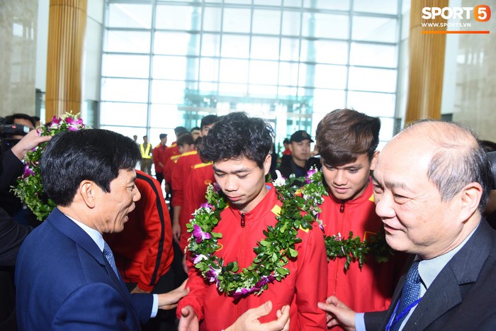 Dàn trai đẹp đội tuyển Việt Nam trở về trong vòng tay của người hâm mộ và gia đình - Ảnh 8.