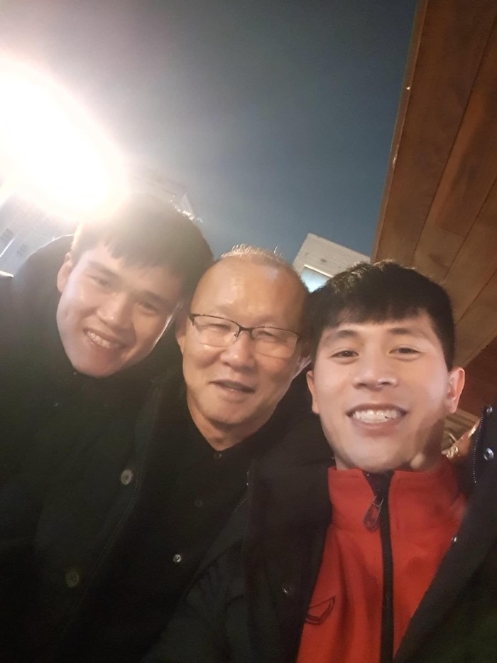 Vừa về Hàn Quốc, thầy Park lập tức tới thăm học trò  - Ảnh 2.