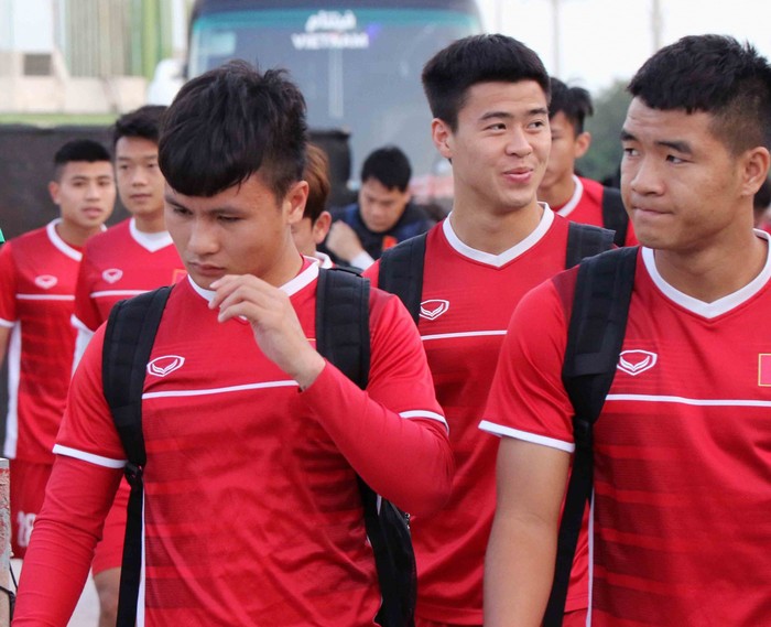 Văn Toàn, Duy Mạnh cười đùa rạng rỡ trước ngày khai mạc Asian Cup 2019 - Ảnh 1.