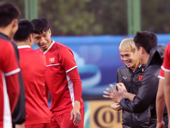Văn Toàn, Duy Mạnh cười đùa rạng rỡ trước ngày khai mạc Asian Cup 2019 - Ảnh 2.