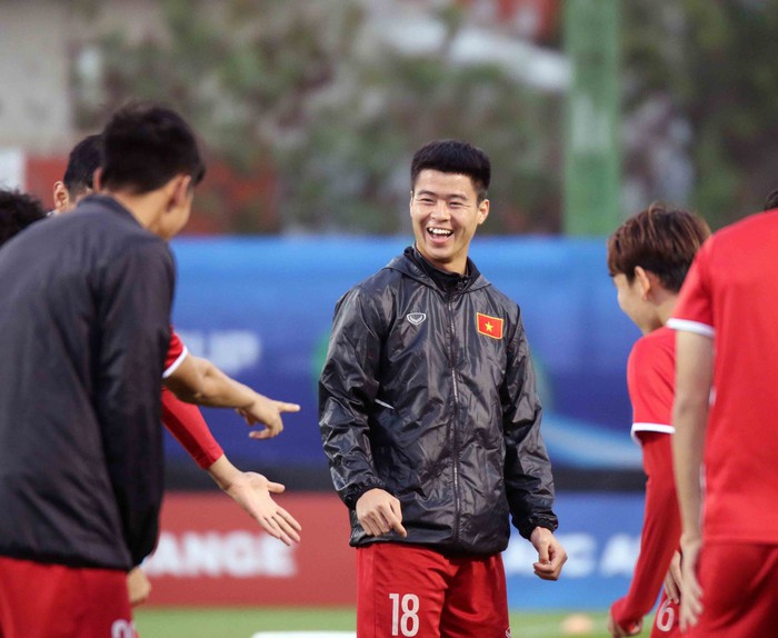 Văn Toàn, Duy Mạnh cười đùa rạng rỡ trước ngày khai mạc Asian Cup 2019 - Ảnh 4.