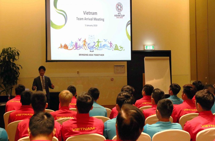 Quang Hải bị bắt cóc lên làm mẫu cho cả đội trong giờ học điều lệ giải và luật thi đấu Asian Cup - Ảnh 1.