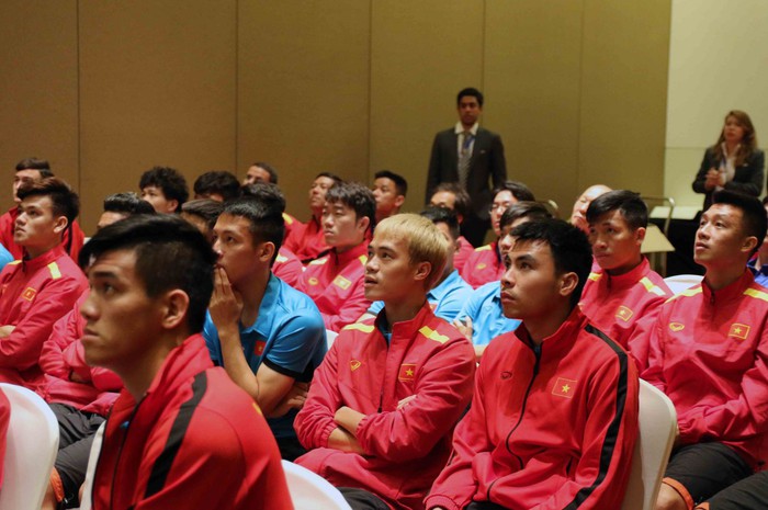 Quang Hải bị bắt cóc lên làm mẫu cho cả đội trong giờ học điều lệ giải và luật thi đấu Asian Cup - Ảnh 2.