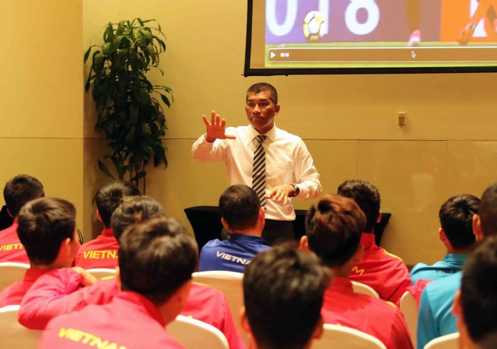 Quang Hải bị bắt cóc lên làm mẫu cho cả đội trong giờ học điều lệ giải và luật thi đấu Asian Cup - Ảnh 3.