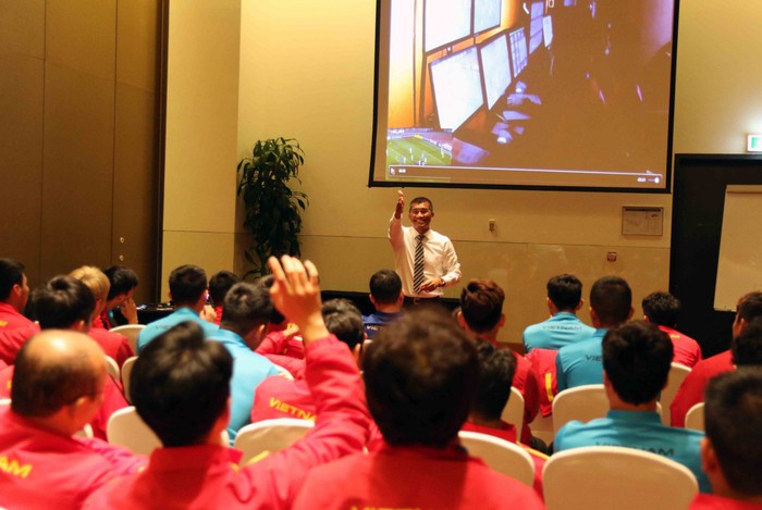Quang Hải bị bắt cóc lên làm mẫu cho cả đội trong giờ học điều lệ giải và luật thi đấu Asian Cup - Ảnh 4.
