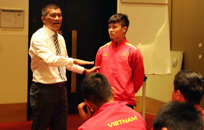 Quang Hải bị bắt cóc lên làm mẫu cho cả đội trong giờ học điều lệ giải và luật thi đấu Asian Cup - Ảnh 5.