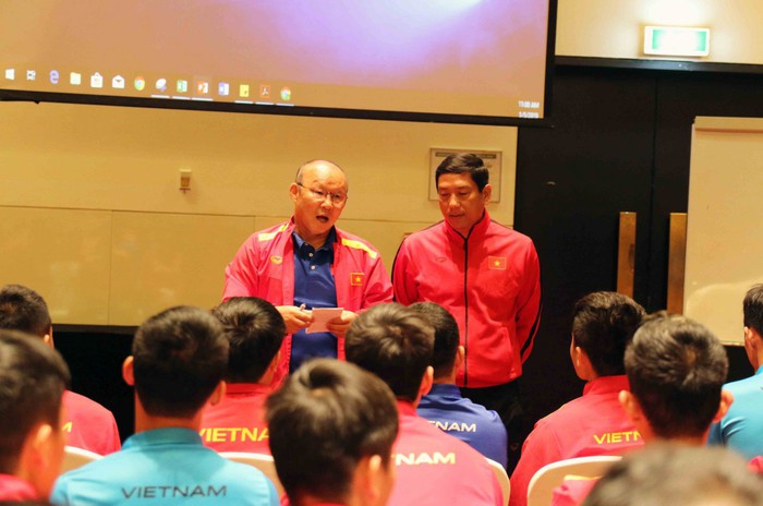 Quang Hải bị bắt cóc lên làm mẫu cho cả đội trong giờ học điều lệ giải và luật thi đấu Asian Cup - Ảnh 7.