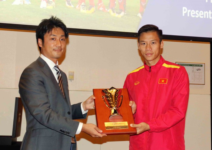Quang Hải bị bắt cóc lên làm mẫu cho cả đội trong giờ học điều lệ giải và luật thi đấu Asian Cup - Ảnh 8.