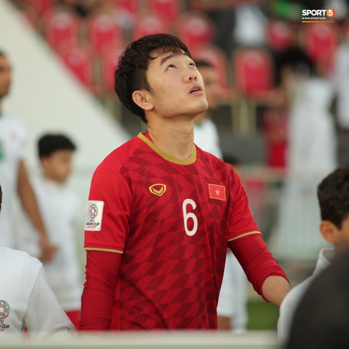 Xuân Trường cúi đầu xúc động trước quốc kỳ Việt Nam tại Asian Cup 2019 - Ảnh 1.